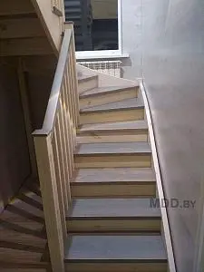 П-образная лестница из сосны в Скандинавском стиле, г. Брест