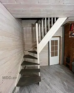 Г-образная лестница из сосны, д. Новосёлки