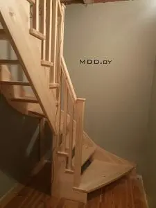 Хатежино, Г-образная сосновая лестница