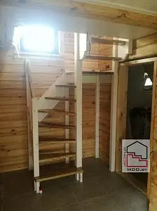 Небольшая удобная лестница из сосны в бане