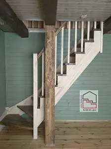 Г-образная лестница с опорным столбом из массива сосны