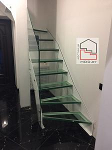Лестница со стеклянными ступенями на металлокаркасе