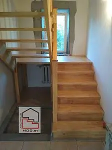 Лестница из сосны с точеными балясинами в Классическом стиле