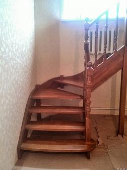 Дубовая лестница в классическом стиле
