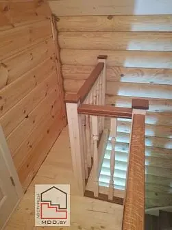 Лестница дуб/сосна с точеными балясинами  Лестница дуб/сосна с точеными балясинами