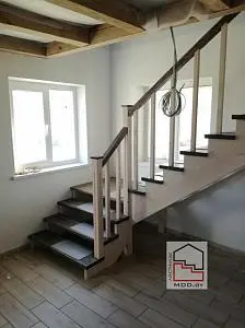 Лестница с площадкой на косоурах с открытыми подступенями