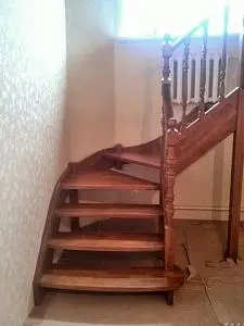 Дубовая лестница в классическом стиле