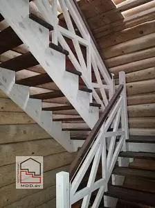 П-образная с крестообразным ограждением в бревенчатый дом