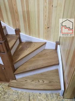 Лестница комбинированная дуб/ольха с зашивкой проема и шкафами