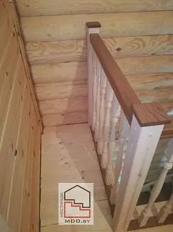 Лестница дуб/сосна с точеными балясинами  Лестница дуб/сосна с точеными балясинами