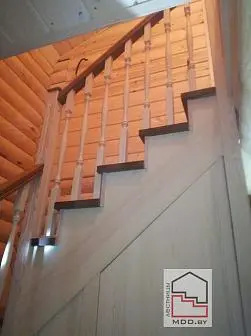Лестница дуб/сосна с точеными балясинами  Лестница дуб/сосна с точеными балясинами
