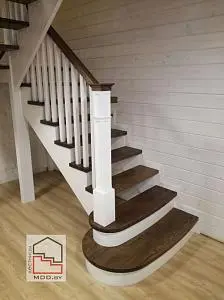 Комбинированная лестница дуб/ольха без подступеней с радиусом