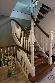 Дубовая лестница классический стиль