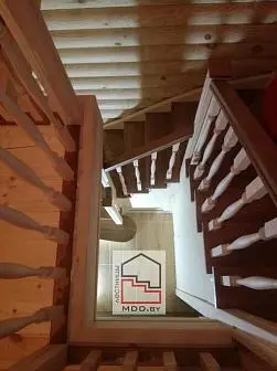 Лестница дуб/сосна с точеными балясинами  Лестница дуб/сосна с точеными балясинами