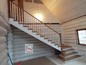 Дубовая лестница на второй этаж с выдвижными ящиками