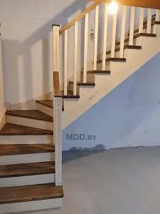 Г-образная лестница из сосны, Латушки