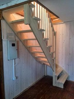 Г-образная лестница из сосны