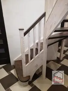 Лестница г-образная со ступенями из бука, ограждением из сосны