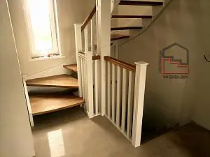 П-образная комбинированная лестница в "Скандинавском" стиле. а/г Сорочи