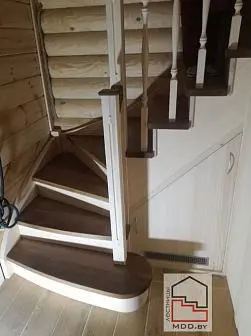 Лестница дуб/сосна с точеными балясинами  Лестница дуб/сосна с точеными балясинами