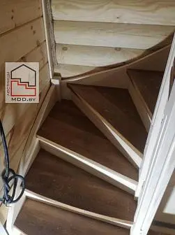 Лестница дуб/сосна с точеными балясинами  Лестница дуб/сосна с точеными балясинами