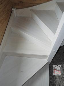 Белая сосновая лестница с подступенями