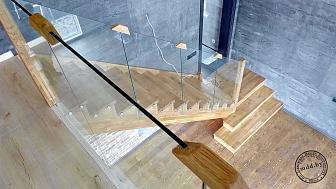 Лестница из дуба со стеклянным ограждением