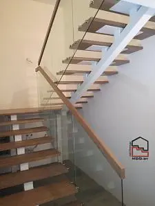 Лестница на металлическом монокосоуре со стеклянным ограждением