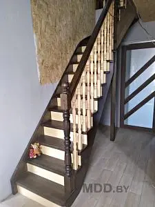 Г-образная сосновая лестница с точеными балясинами, Толочин