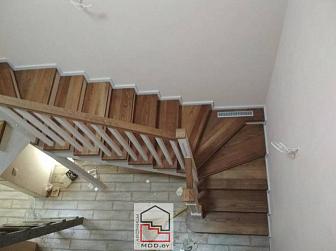 Комбинированная лестница дуб/сосна с подступенями