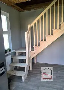 Дачная лестница из сосны с ограждением второго этажа