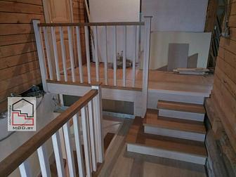 Комбинированная лестница сложной формы для трехэтажного коттеджа