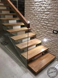 Дубовые ступени и ограждение из стекла