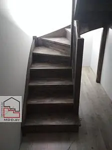 Лестница из сосны п-образная в двухуровневой квартире