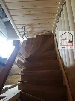 Лестница дуб/сосна с точеными балясинами  Лестница дуб/сосна с точеными балясинами