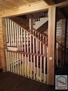 Лестница из массива дуба и сосны с подступенями и сапожками