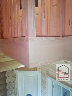 Лестница дуб/сосна с точеными балясинами  Лестница дуб/сосна с точеными балясинами