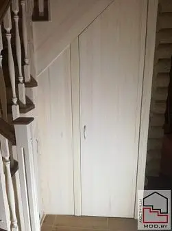 Лестница дуб/сосна с точеными балясинами  Лестница дуб/сосна с точеными балясинами